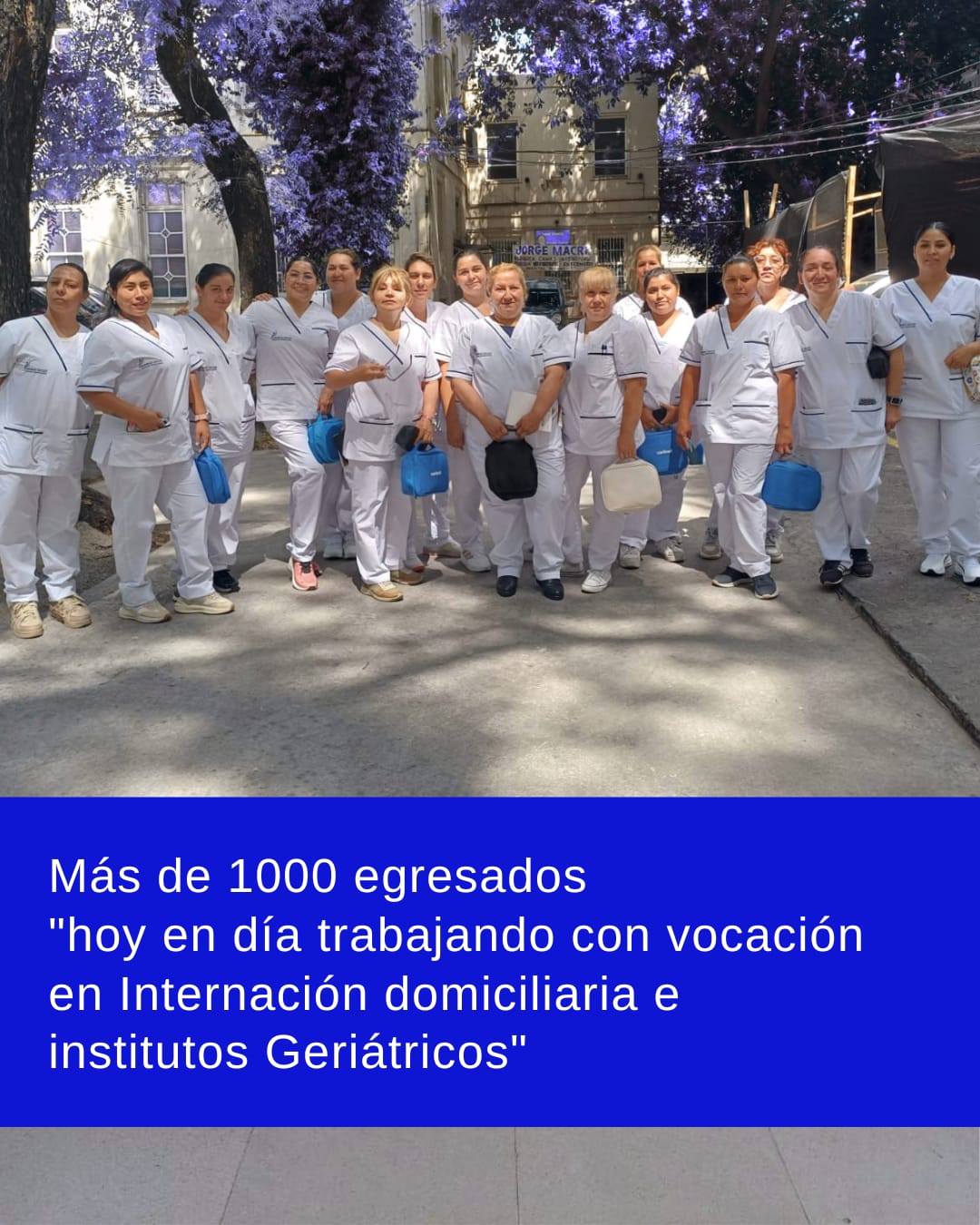 Grupo de estudiantes de salud en práctica profesional