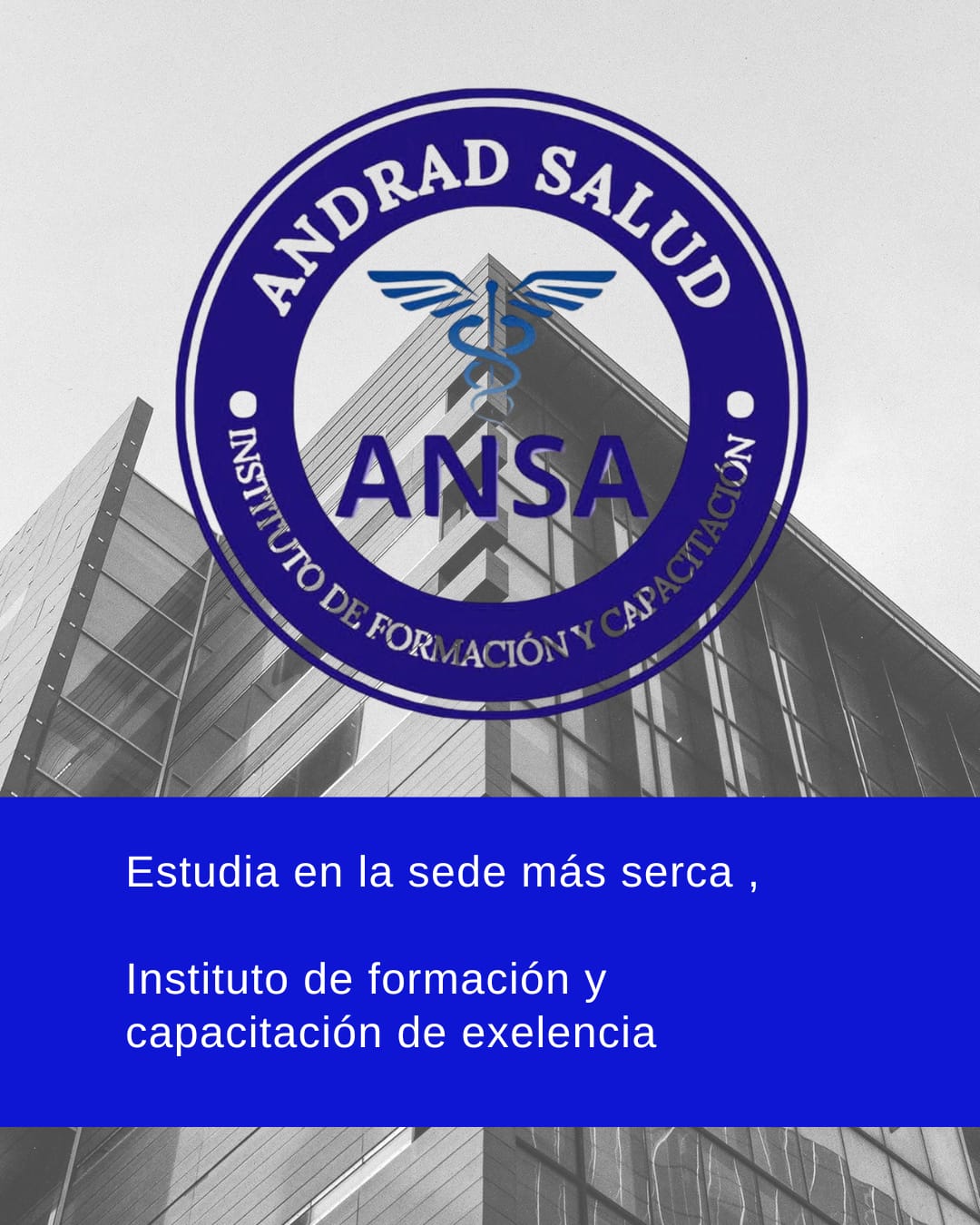 Clase práctica con instructor en sala de salud
