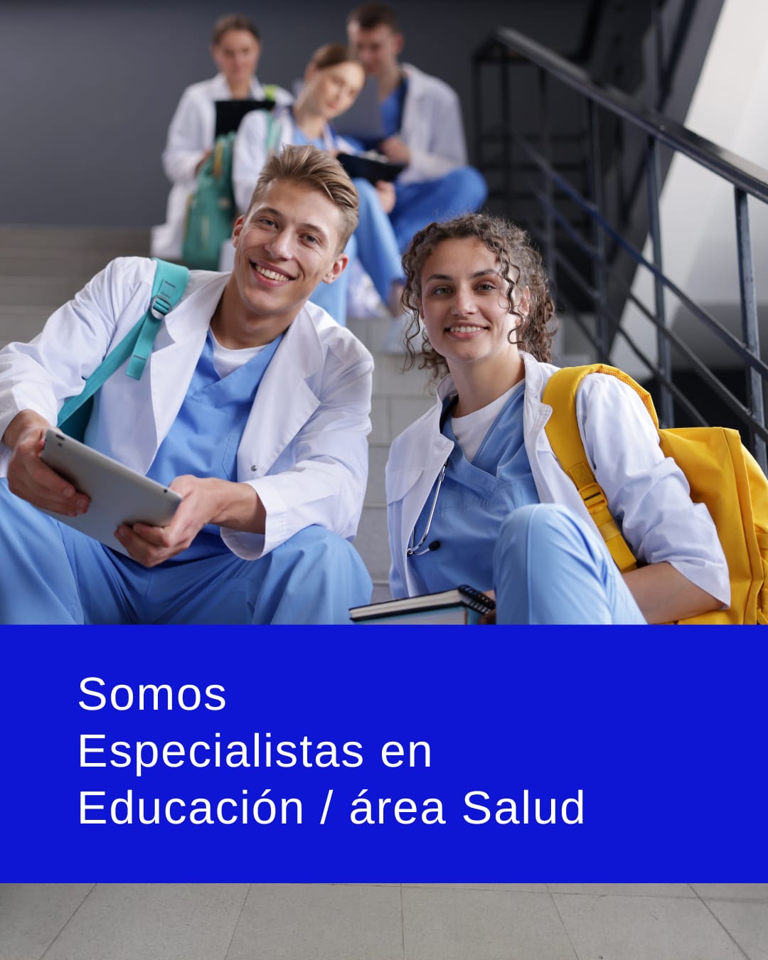 Aulas modernas con equipo de capacitación en salud